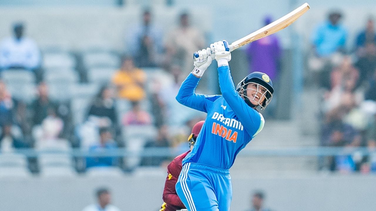 ওয়েস্ট ইন্ডিজের বোলারদের মধ্যে নজর কাড়লেন জাইদা জেমস। ৮ ওভারে মাত্র ৪৫ রান দিয়ে ৫ উইকেট নেন। ভারতের লোয়ার অর্ডার দ্রুত গুটিয়ে যাওয়ার কারণ এই বাঁ হাতি স্পিনারই। ছবি- BCCI