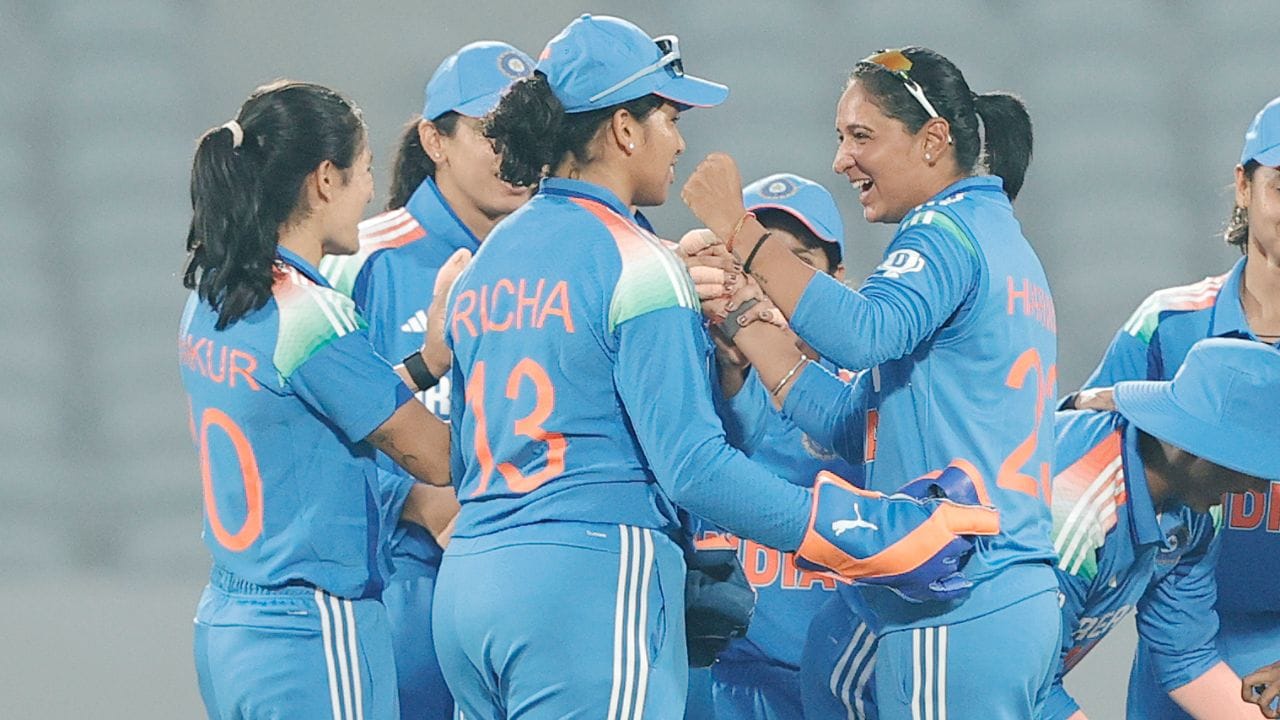 বিশাল রান তাড়ায় ওয়েস্ট ইন্ডিজ টপ ও মিডল অর্ডারে বিশাল ধাক্কা দেন রেনুকা সিং ঠাকুর। সঙ্গে তিতাস সাধু এবং ভারতের দুর্দান্ত ফিল্ডিং। মাত্র ৬৬ রানেই আট উইকেট হারায় ওয়েস্ট ইন্ডিজ। ছবি- BCCI