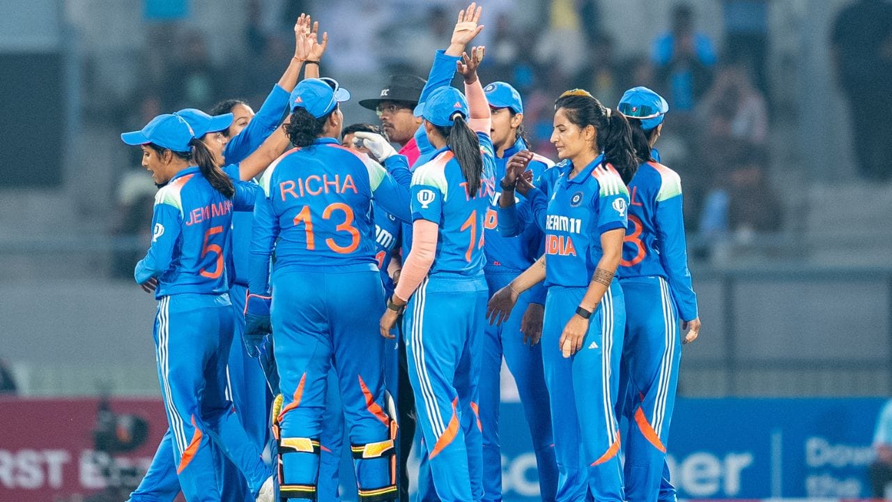 ভারতের দেওয়া ৩১৫ রান তাড়ায় নেমে ২৬.২ ওভারে ১০৩ রানেই গুটিয়ে যায় ওয়েস্ট ইন্ডিজের ইনিংস। পেসার রেনুকা সিং ঠাকুর ১০ ওভারে ১টি মেডেন সহ ২৯ রান দিয়ে ৫ উইকেট নেন। এ ছাড়া দুটি উইকেট নিয়েছেন স্পিনার প্রিয়া মিশ্র। একটি করে উইকেট বাংলার পেসার তিতাস সাধু ও অলরাউন্ডার দীপ্তি শর্মার। ছবি- BCCI