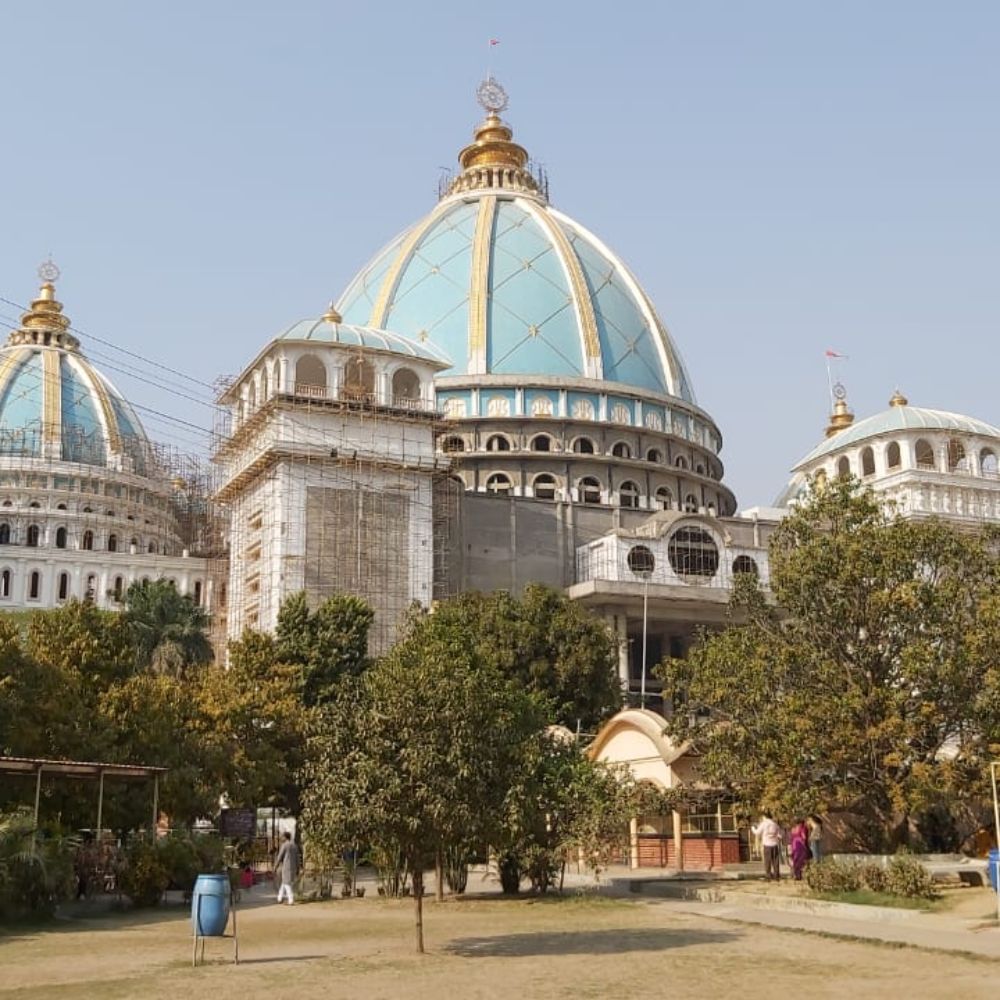 মায়াপুরের নাম আসলে সকলের মাথায় প্রথমেই ইস্কন মন্দিরের কথা আসে। সেখানে কোন কোন স্থান দর্শন করবেন, তার একটা তালিকা দেওয়ার চেষ্টা করা হল।
