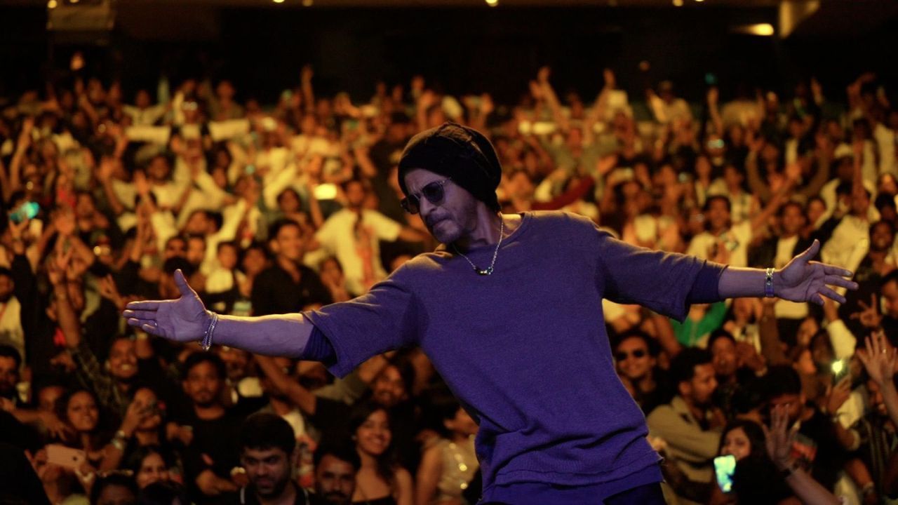 সেলিব্রিটিদের মধ্যে এ বছর সবচেয়ে বেশি ৯২ কোটি টাকা ট্যাক্স দিয়েছেন বলিউড তারকা শাহরুখ খান। ২০২৩-২৪ অর্থবর্ষের এই তালিকা প্রকাশ করেছিল ফিউচার ইন্ডিয়া। ছবি : X