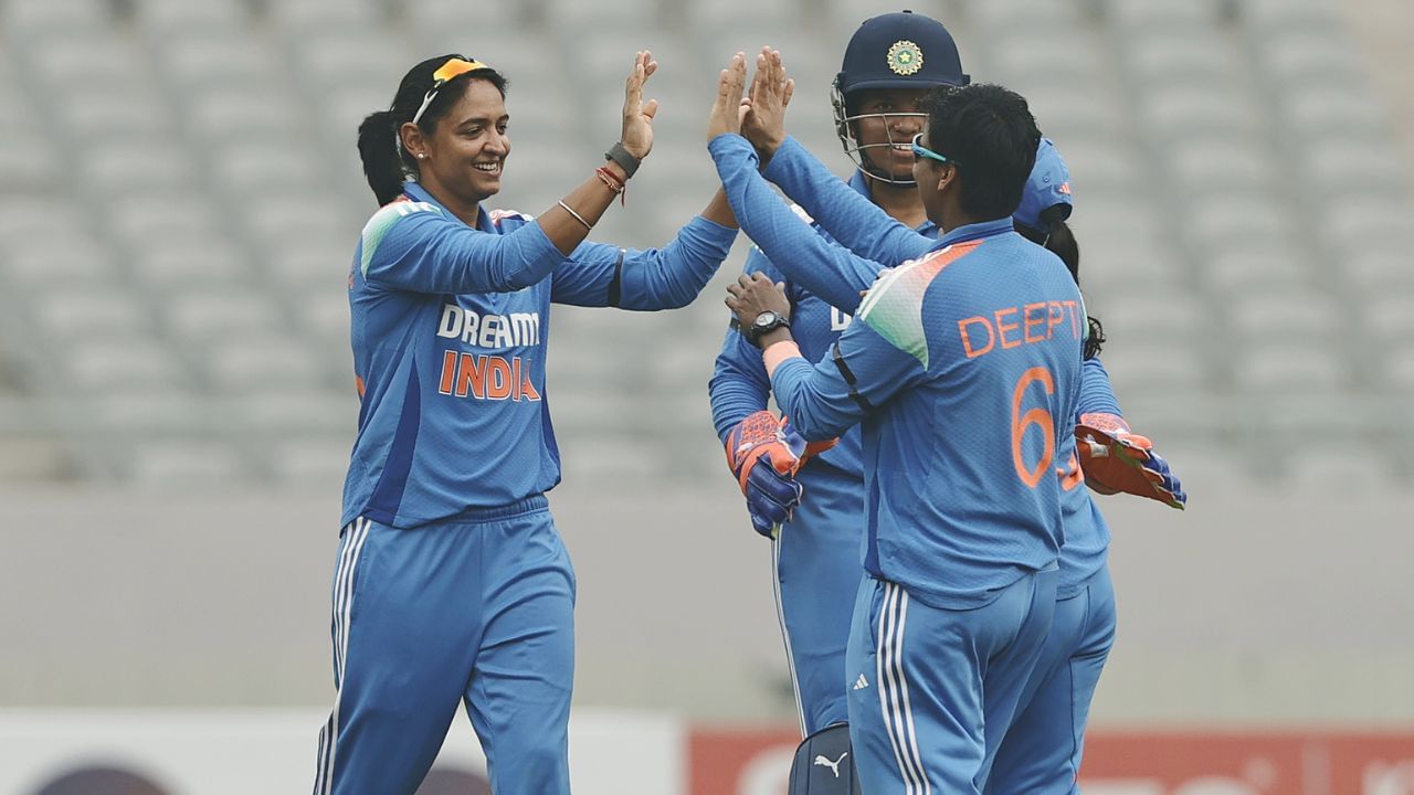 টস জিতে ব্যাটিং নেয় ওয়েস্ট ইন্ডিজ। কিন্তু এই সিদ্ধান্তই ব্যাকফায়ার করে। প্রথম ওভারেই জোড়া ধাক্কা দেন পেসার রেনুকা সিং ঠকুর। ইনিংসের পঞ্চম ওভারে আরও এক  উইকেট রেনুকার। ছবি- BCCI