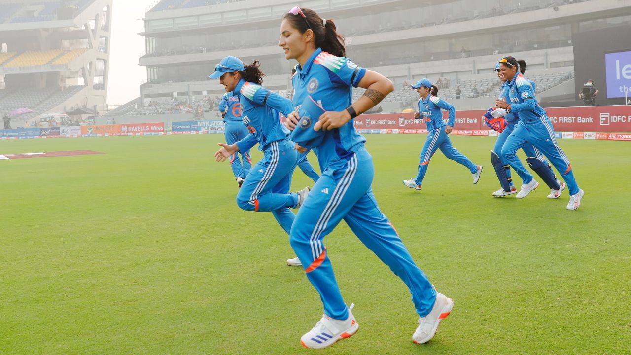 এরপরই দীপ্তির দাপট শুরু। তাঁর বোলিং পরিসংখ্যান তাক লাগিয়ে দেওয়া। ১০ ওভারের মধ্যে ৩টি মেডেন। মাত্র ৩১ রান দিয়ে ৬ উইকেট দীপ্তির। তাঁর ৬ এবং রেনুকার চারে মাত্র ১৬২ রানেই অলআউট ওয়েস্ট ইন্ডিজ। ছবি- BCCI