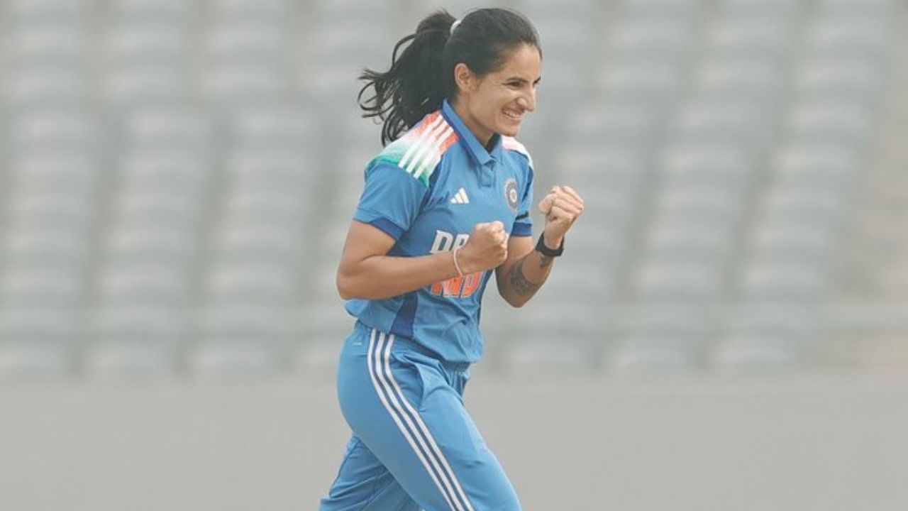 রান তাড়ায় শুরুতেই স্মৃতির উইকেট হারায় ভারত। কয়েক বলের ব্যবধানে গত ম্যাচের সেঞ্চুরিয়ন হরলীন দেওলও আউট। তাতে অবশ্য সমস্যা হয়নি। ছবি- BCCI