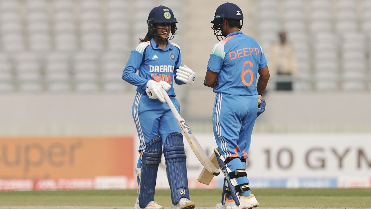 ক্যাপ্টেন হরমনপ্রীত কৌর ২২ বলে ৩২ রানের ক্যামিও খেলেন। জেমাইমা ২৯ রান করেন। বল হাতে কামালের পর ব্যাটিংয়েও দুর্দান্ত ইনিংস দীপ্তি শর্মার। ছবি- BCCI