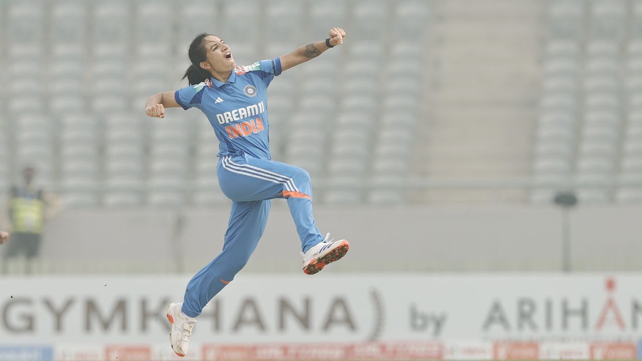 দীপ্তি ৪৮ বলে ৩৯ রানে অপরাজিত থাকেন। মাত্র ১১ বলে ২৩ রানের ইনিংসে ম্যাচ জিতিয়ে মাঠ ছাড়েন রিচা ঘোষ। ২৮.২ ওভারেই ৫ উইকেটে লক্ষ্যে পৌঁছয় ভারত। ছবি- BCCI