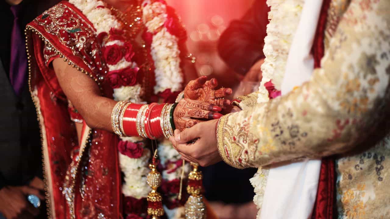 Alimony Scam: ৩৬ লক্ষ টাকা হাতিয়ে ফেরার স্ত্রী, পুলিশের মুখে বউয়ের অতীত শুনে মাথায় হাত স্বামীর Alimony Scam: ৩৬ লক্ষ টাকা হাতিয়ে ফেরার স্ত্রী, পুলিশের মুখে বউয়ের অতীত শুনে মাথায় হাত স্বামীর