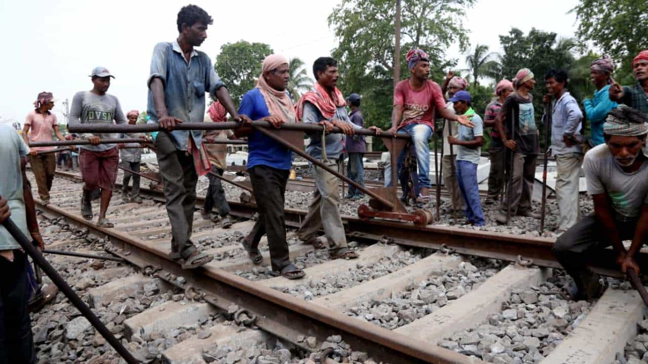 Rail Project: কোটি কোটি টাকা এলেও থমকে আছে কোন কোন রেল প্রজেক্ট? রাজ্যের গড়মসিতে ক্ষোভ প্রকাশ করে খতিয়ান দিলেন রেলমন্ত্রী Rail Project: কোটি কোটি টাকা এলেও থমকে আছে কোন কোন রেল প্রজেক্ট? রাজ্যের গড়মসিতে ক্ষোভ প্রকাশ করে খতিয়ান দিলেন রেলমন্ত্রী