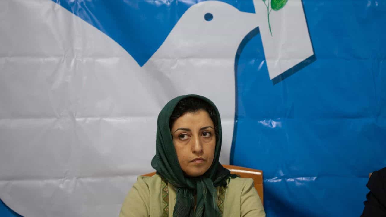 Narges Mohammadi: জেলেই পেয়েছিলেন নোবেল জয়ের খবর, প্রথমবার কথা বললেন ইরানের নার্গিস Narges Mohammadi: জেলেই পেয়েছিলেন নোবেল জয়ের খবর, প্রথমবার কথা বললেন ইরানের নার্গিস