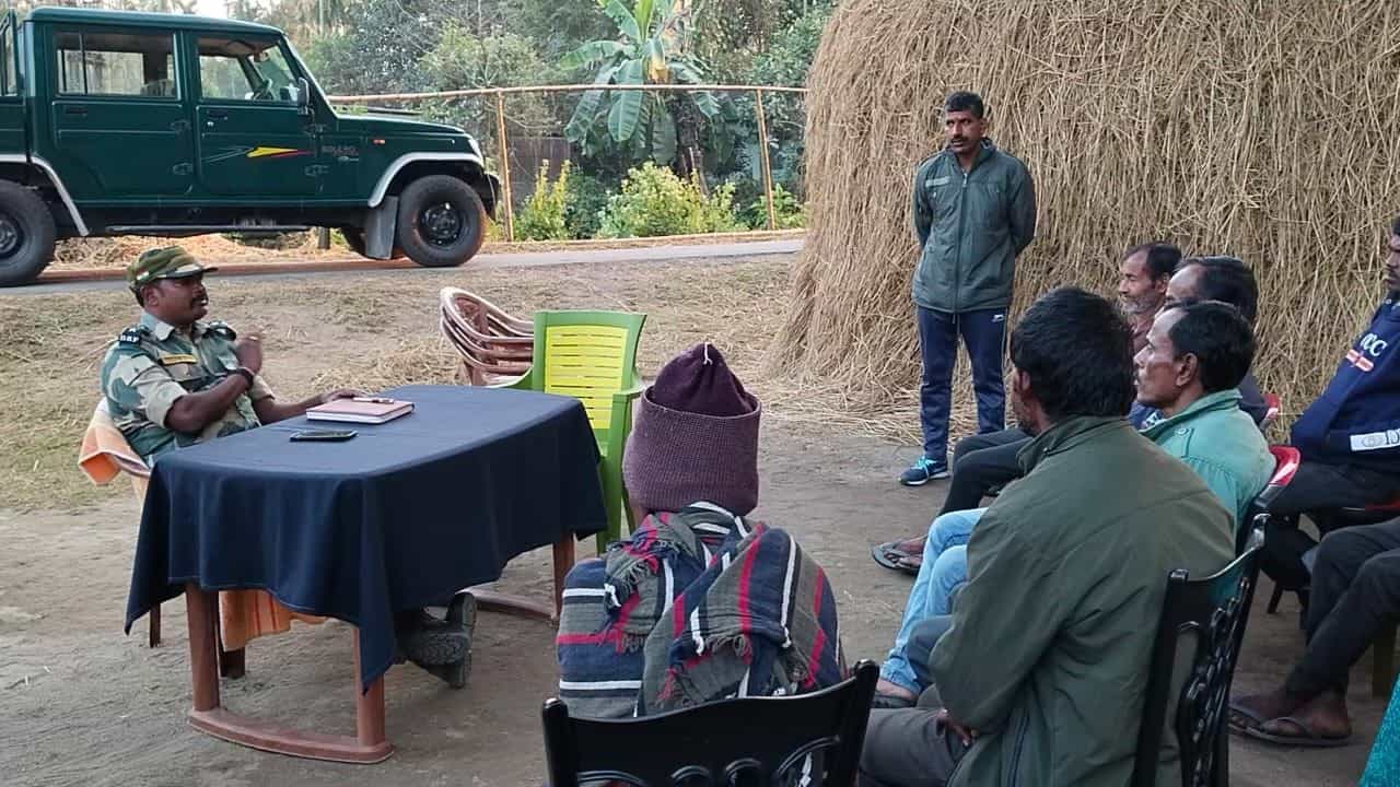Jalpaiguri: জরুরি বৈঠক! বাংলার সীমান্তে বাসিন্দাদের জন্যই জারি হল কড়া নির্দেশিকা Jalpaiguri: জরুরি বৈঠক! বাংলার সীমান্তে বাসিন্দাদের জন্যই জারি হল কড়া নির্দেশিকা
