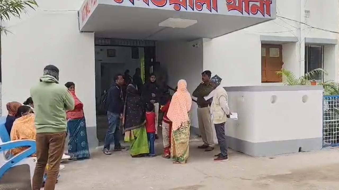 Jalpaiguri: কেন বাজবে গাড়ির হর্ন? মদ্যপানে ব্যাঘাত, মহিলার উপর ‘চড়াও’ তৃণমূলের প্রধান