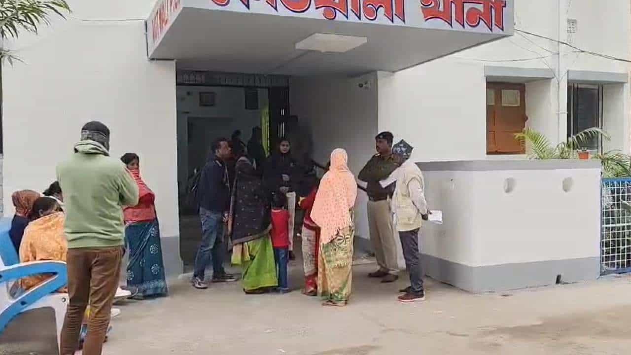 Jalpaiguri: কেন বাজবে গাড়ির হর্ন? মদ্যপানে 'ব্যাঘাত', মহিলার উপর ‘চড়াও’ তৃণমূলের প্রধান Jalpaiguri: কেন বাজবে গাড়ির হর্ন? মদ্যপানে 'ব্যাঘাত', মহিলার উপর ‘চড়াও’ তৃণমূলের প্রধান