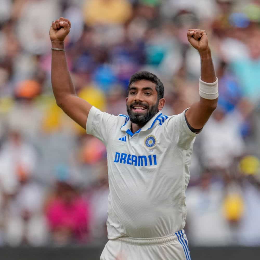 টেস্ট ক্রিকেটে ২০০ উইকেটের নজির গড়েছেন ভারতীয় তারকা পেসার জসপ্রীত বুমরা (Jasprit Bumrah)। মেলবোর্ন ক্রিকেট গ্রাউন্ডে এ নজির গড়েছেন তিনি। (ছবি-পিটিআই)