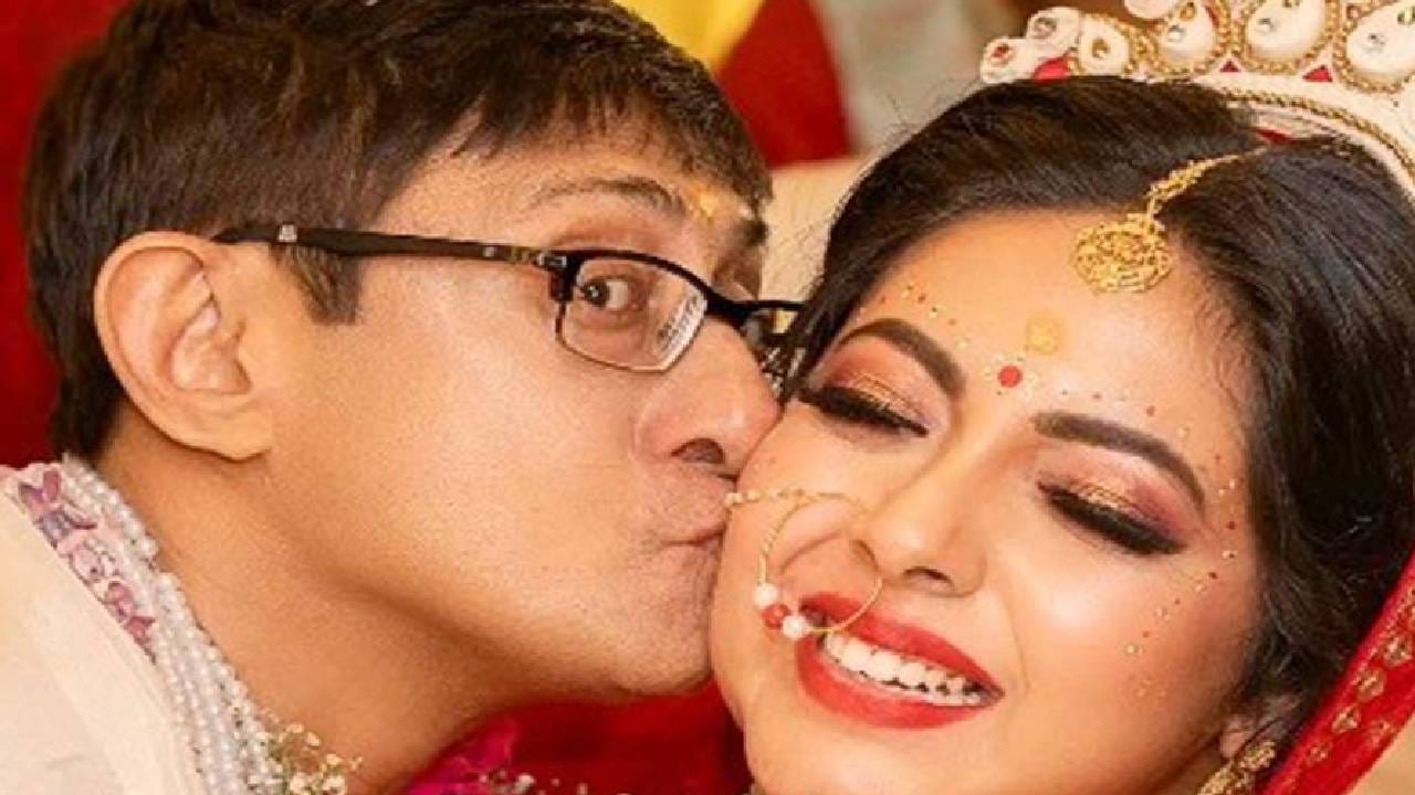 কাঞ্চন-শ্রীময়ী: ফেব্রুয়ারি মাসে আইনি বিয়ে সারেন তাঁরা। ১৪ ফেব্রুয়ারি সবাইকে চমকে দিয়ে প্রকাশ্যে আসে ছবি। তার পর মার্চ মাসে সামাজিক বিয়ে সারেন তাঁরা।