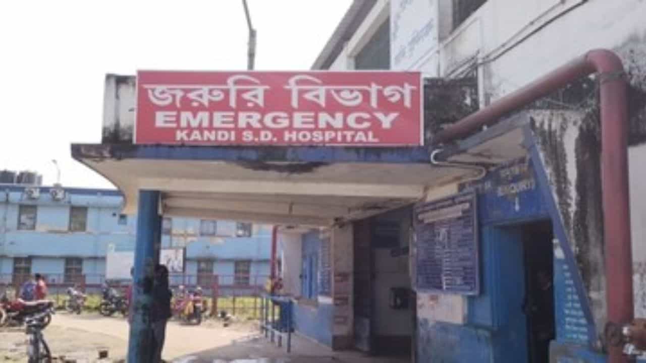 Murshidabad: মৃত সদ্যোজাত অদল-বদলের অভিযোগ, কান্দি মহকুমা হাসপাতালে উত্তেজনা Murshidabad: মৃত সদ্যোজাত অদল-বদলের অভিযোগ, কান্দি মহকুমা হাসপাতালে উত্তেজনা