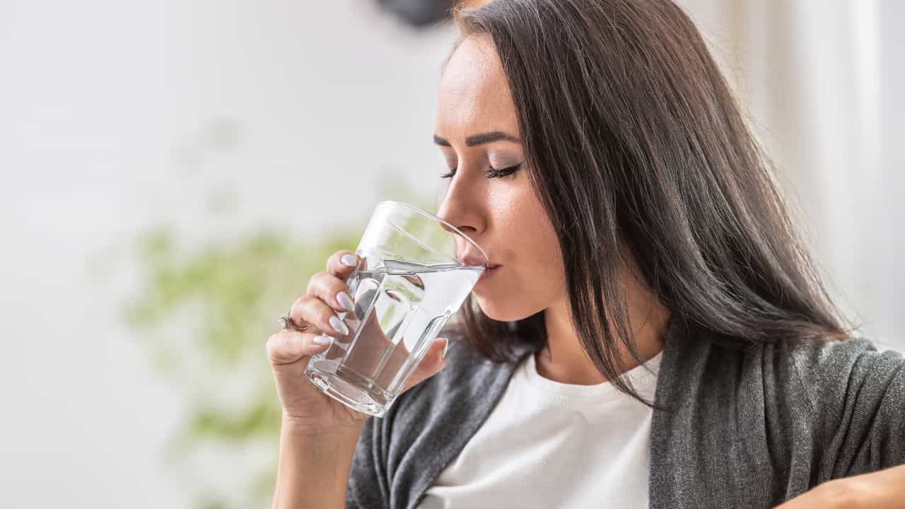 Health Tips: ক'গ্লাস জল পানে মৃত্যু হয় না? জেনে নিন সারাদিনে জল খাওয়ার মাপ Health Tips: ক'গ্লাস জল পানে মৃত্যু হয় না? জেনে নিন সারাদিনে জল খাওয়ার মাপ