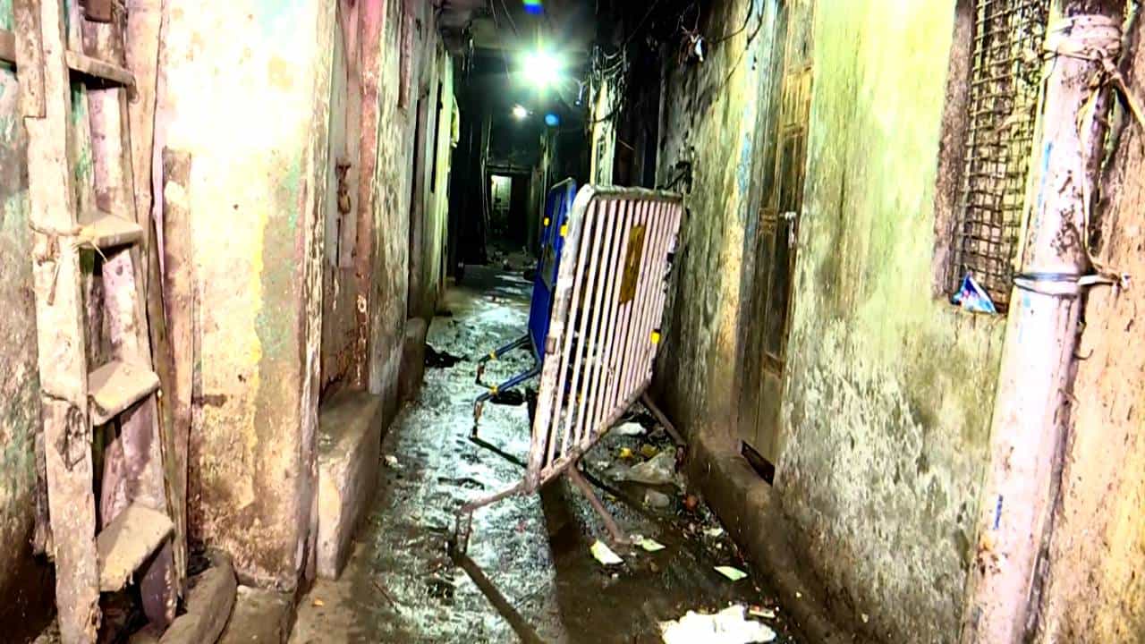 Kolkata: ‘ঠেলে ফেলে দেওয়া হয়েছে’, জোড়াসাঁকোয় ১৮ বছরের তরুণীর মৃত্যুতে বিস্ফোরক দাবি পরিবারের সদস্যদের Kolkata: ‘ঠেলে ফেলে দেওয়া হয়েছে’, জোড়াসাঁকোয় ১৮ বছরের তরুণীর মৃত্যুতে বিস্ফোরক দাবি পরিবারের সদস্যদের