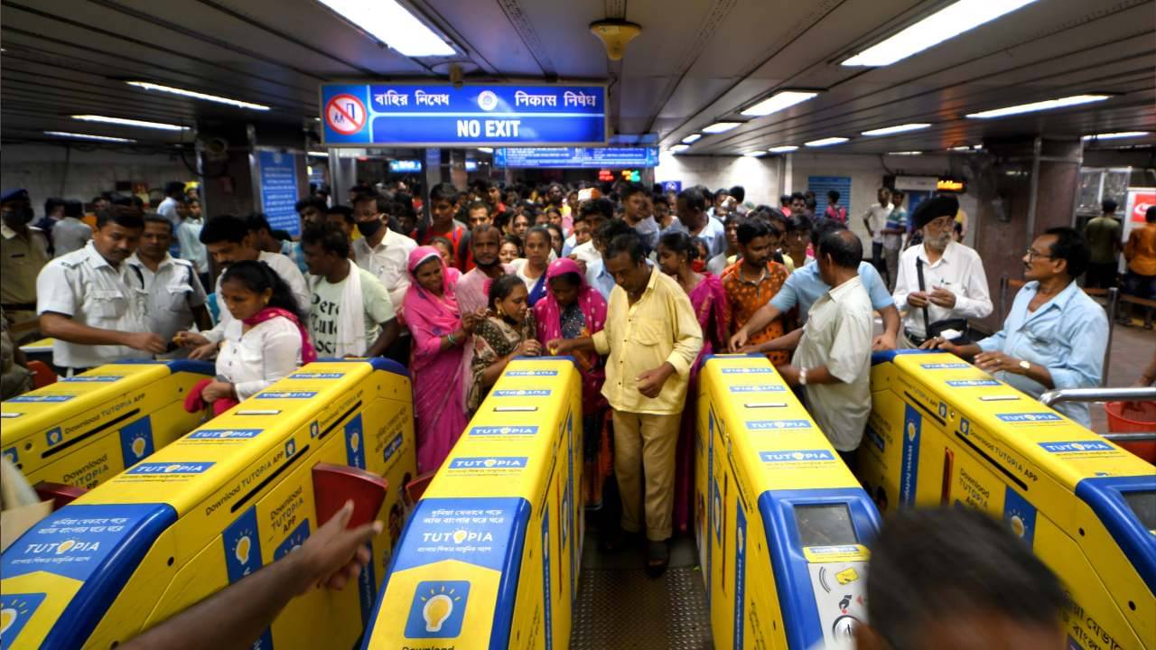 Kolkata Metro: কোন প্রকল্পে ৭০০ কোটি, কোথাও প্রায় ১০০০! বাজেটে কলকাতা মেট্রোকে মোট কত টাকা দিল কেন্দ্র সরকার?