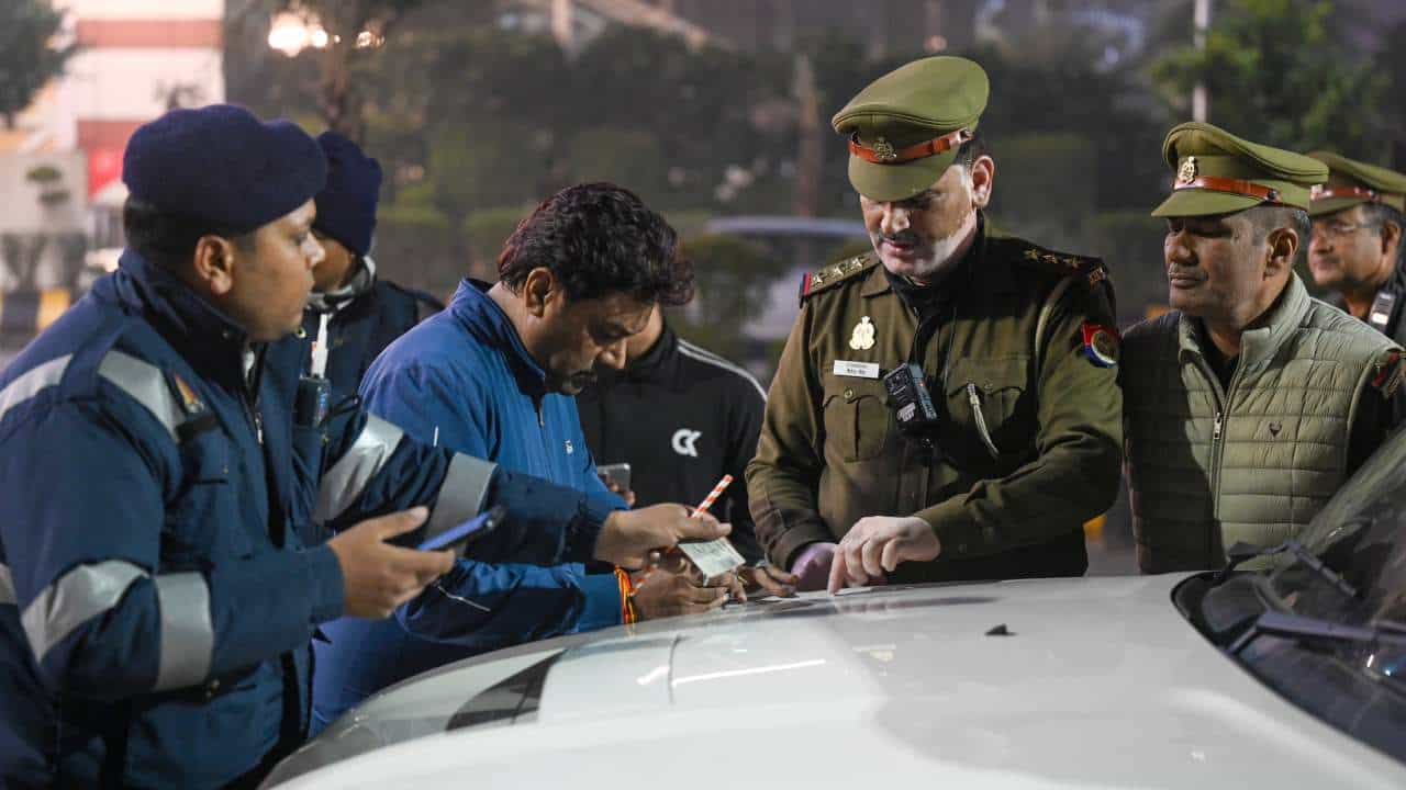 Bangladeshi: বাংলার পাশাপাশি দিল্লিতেও বাড়ছে বাংলাদেশিদের ভিড়, বৈধতা যাচাইয়ে বড় অভিযান, কোন কোন এলাকায় বিশেষ নজর পুলিশের Bangladeshi: বাংলার পাশাপাশি দিল্লিতেও বাড়ছে বাংলাদেশিদের ভিড়, বৈধতা যাচাইয়ে বড় অভিযান, কোন কোন এলাকায় বিশেষ নজর পুলিশের