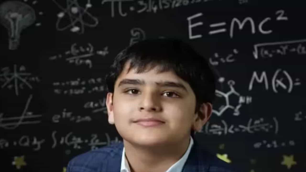 মগজ তো নয়, যেন প্রিন্টার! একবার দেখলেই...আইনস্টাইন-হকিংকেও বুদ্ধিমত্তায় হারাল ১০ বছরের কৃশ মগজ তো নয়, যেন প্রিন্টার! একবার দেখলেই...আইনস্টাইন-হকিংকেও বুদ্ধিমত্তায় হারাল ১০ বছরের কৃশ