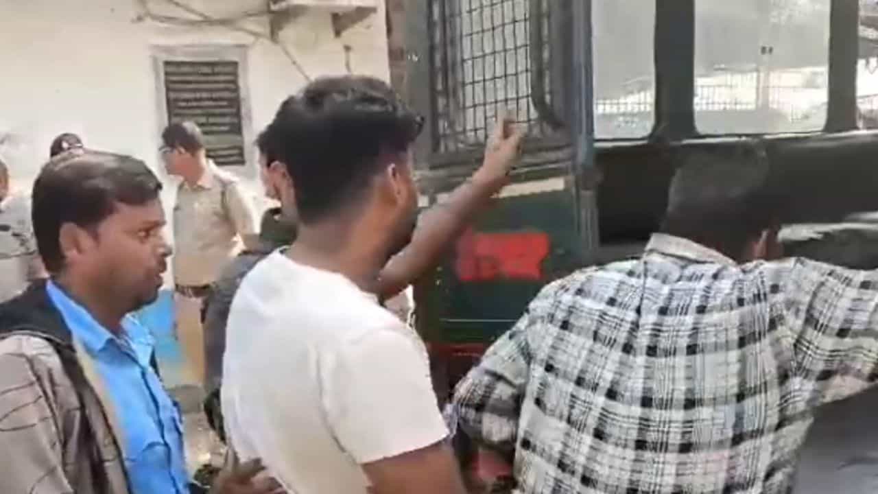 South 24 Parganas: গুলি ভর্তি বিদেশি পিস্তল ও ধারাল অস্ত্র, পুলিশের জালে ৬ চোরা কারবারি South 24 Parganas: গুলি ভর্তি বিদেশি পিস্তল ও ধারাল অস্ত্র, পুলিশের জালে ৬ চোরা কারবারি
