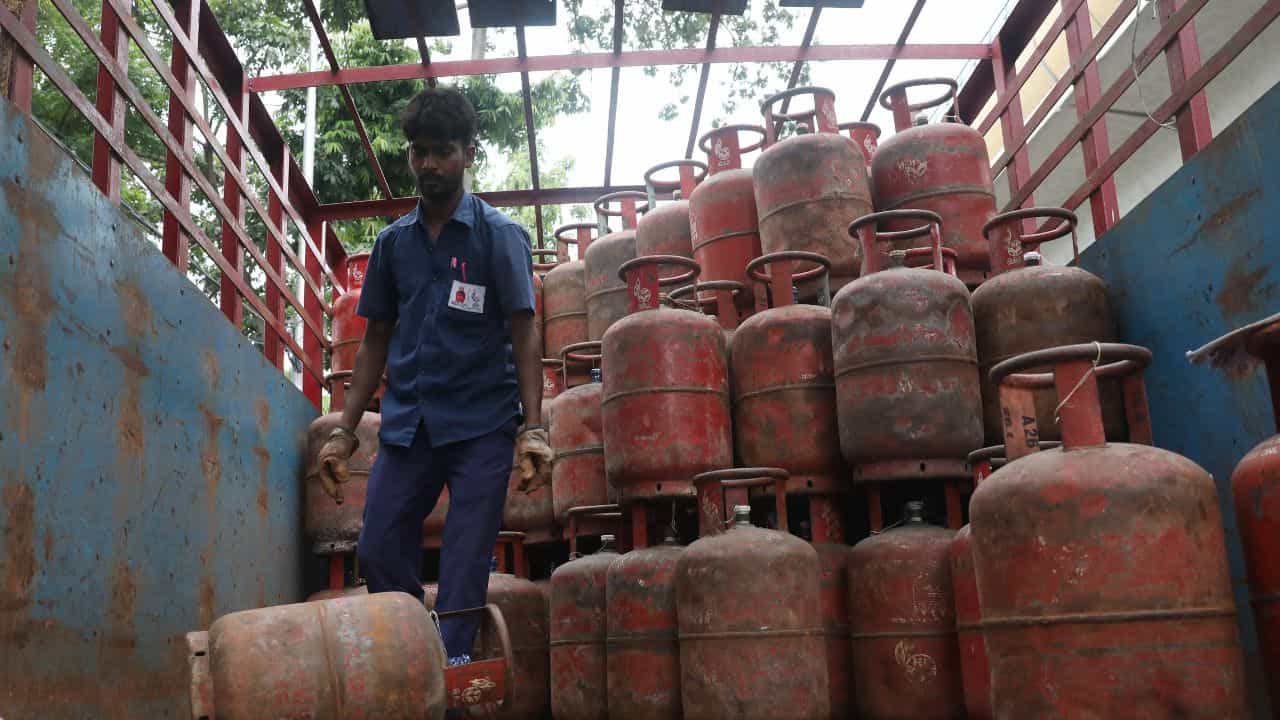 Rules Change: ১ জানুয়ারি থেকেই এলপিজি সিলিন্ডারে আসবে বড় পরিবর্তন, সরাসরি পকেটে পড়বে প্রভাব Rules Change: ১ জানুয়ারি থেকেই এলপিজি সিলিন্ডারে আসবে বড় পরিবর্তন, সরাসরি পকেটে পড়বে প্রভাব