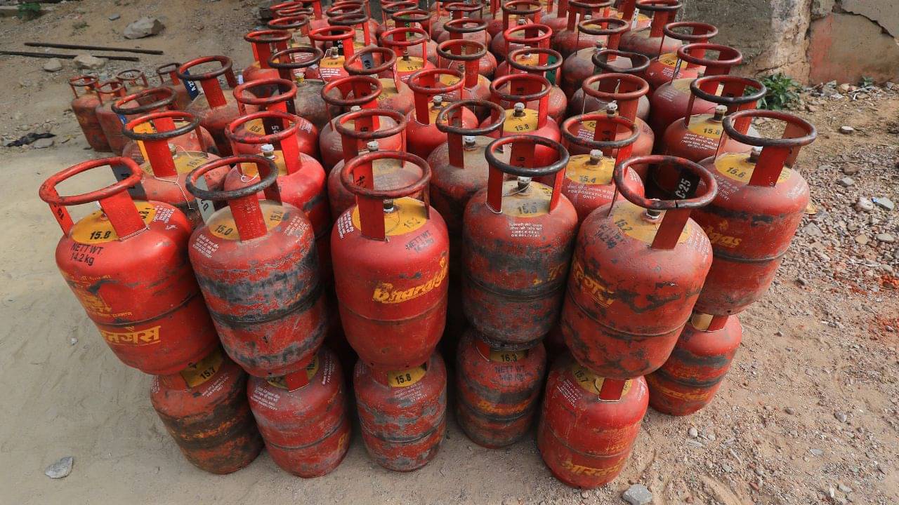 LPG Price: নতুন বছরেই বড় আপডেট, কমল গ্যাসের দাম