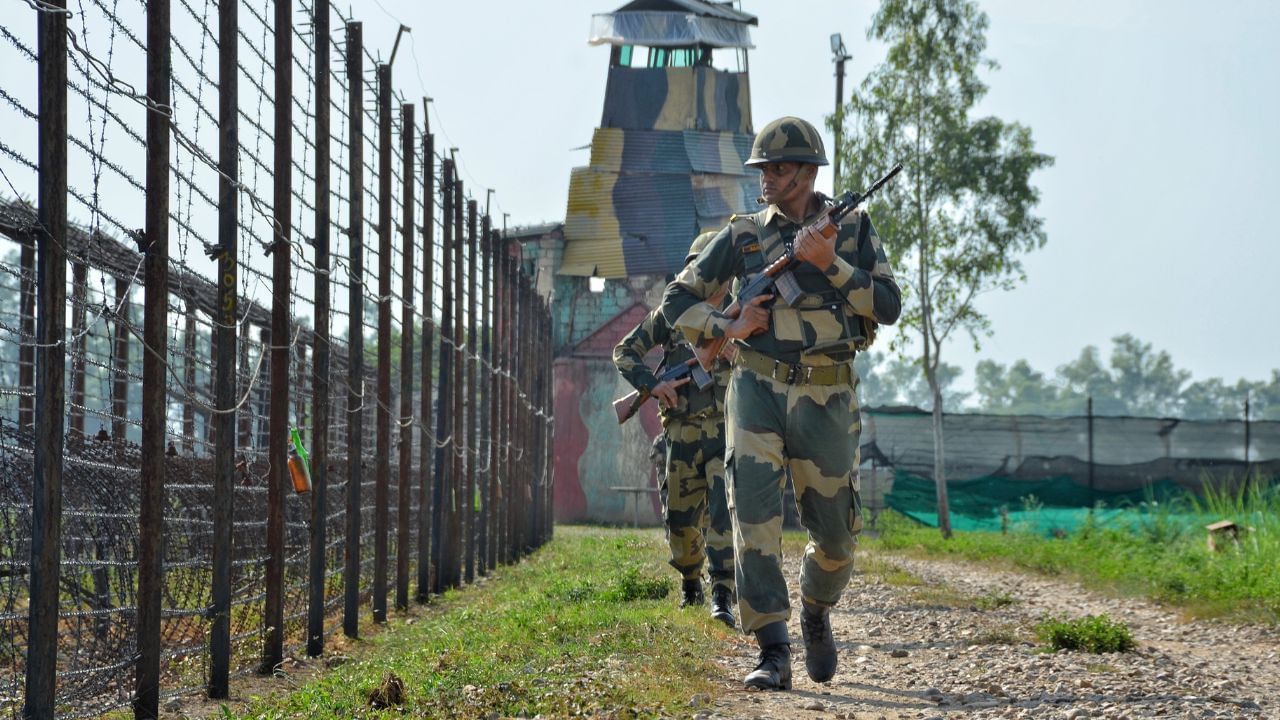 BSF: হঠাৎ গুলির শব্দ হিলি সীমান্তে, লুটিয়ে পড়লেন BSF জওয়ান, হেলিকপ্টারে আনা হচ্ছে কলকাতায়