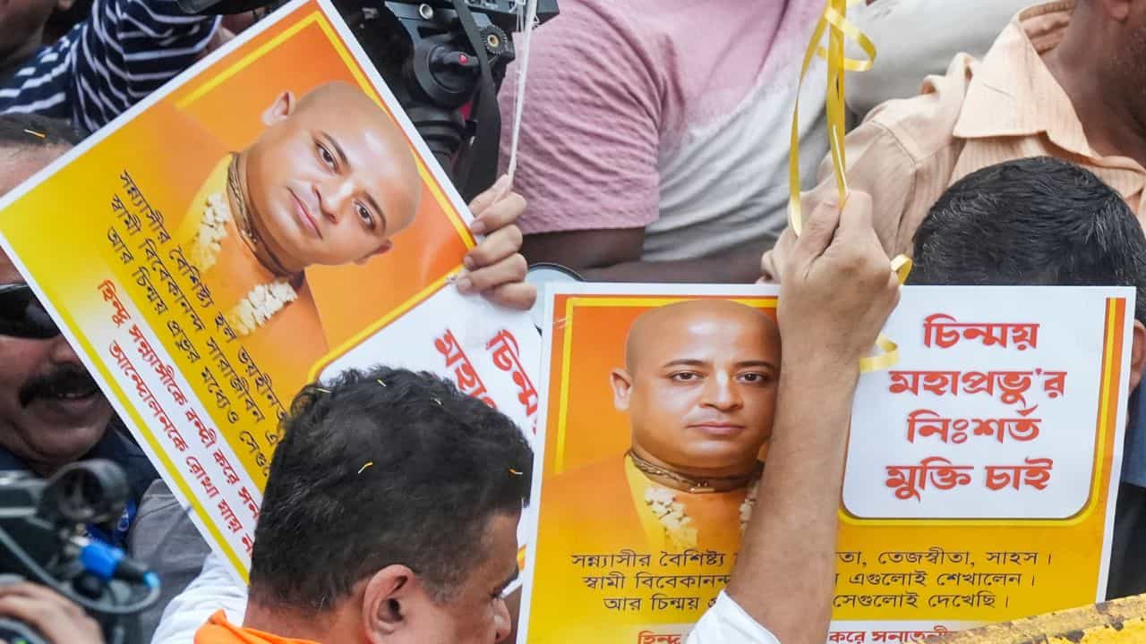 Bangladesh: চিন্ময় কৃষ্ণ দাসের জামিন আটকাতে কোমর বাঁধছে! ঠিক ২৪ ঘণ্টা আগে ফের জামিন অযোগ্য ধারায় মামলা Bangladesh: চিন্ময় কৃষ্ণ দাসের জামিন আটকাতে কোমর বাঁধছে! ঠিক ২৪ ঘণ্টা আগে ফের জামিন অযোগ্য ধারায় মামলা