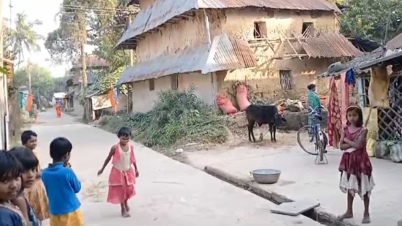 Medinipur: দ্বিতীয় বিশ্বযুদ্ধের সময় গড়ে ওঠা গ্রামে হঠাৎ এল প্রতিরক্ষা মন্ত্রকের নোটিস, ভয়ে বুক কাঁপছে বাসিন্দাদের, বন্ধ নাওয়া-খাওয়া Medinipur: দ্বিতীয় বিশ্বযুদ্ধের সময় গড়ে ওঠা গ্রামে হঠাৎ এল প্রতিরক্ষা মন্ত্রকের নোটিস, ভয়ে বুক কাঁপছে বাসিন্দাদের, বন্ধ নাওয়া-খাওয়া