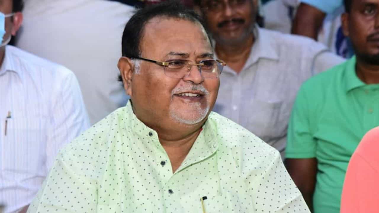 Partha Chatterjee: মন্ত্রী হতে পারবেন না পার্থ, জেল থেকে কি বেরনো সম্ভব! কোন কোন ফাঁসে আটকাচ্ছে? Partha Chatterjee: মন্ত্রী হতে পারবেন না পার্থ, জেল থেকে কি বেরনো সম্ভব! কোন কোন ফাঁসে আটকাচ্ছে?