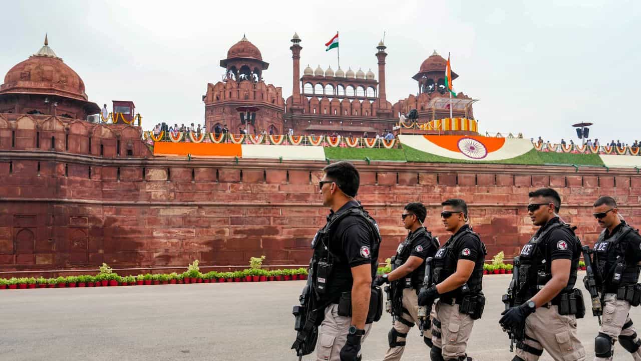 'লাল কেল্লা আমাদের', হাইকোর্টে গিয়ে অধিকার চেয়ে বসলেন মুঘলদের পুত্রবধূ! 'লাল কেল্লা আমাদের', হাইকোর্টে গিয়ে অধিকার চেয়ে বসলেন মুঘলদের পুত্রবধূ!