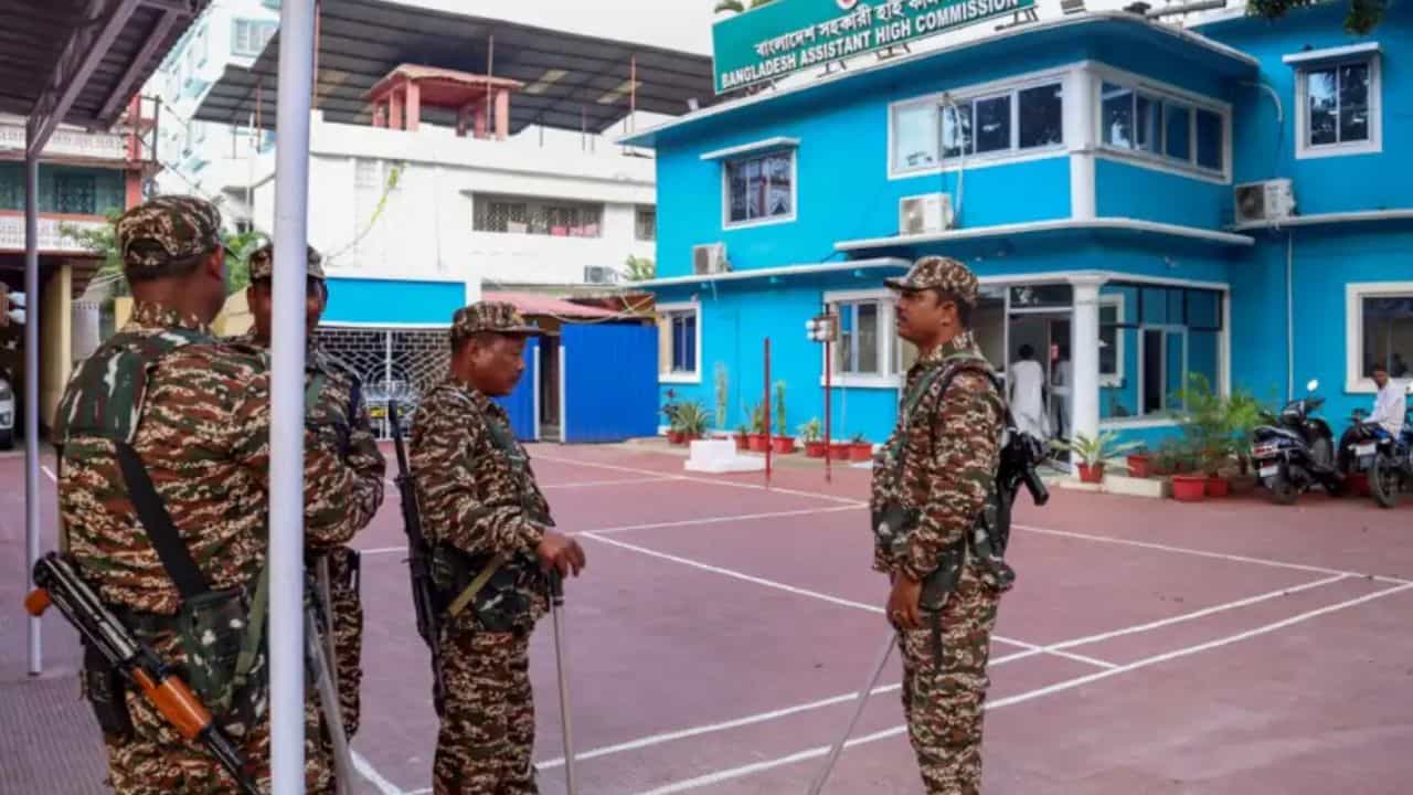 Tripura: ক্ষোভের আগুন পৌঁছে গেল বাংলাদেশের দূতাবাসেও, দুঃখ প্রকাশ নয়া দিল্লির Tripura: ক্ষোভের আগুন পৌঁছে গেল বাংলাদেশের দূতাবাসেও, দুঃখ প্রকাশ নয়া দিল্লির