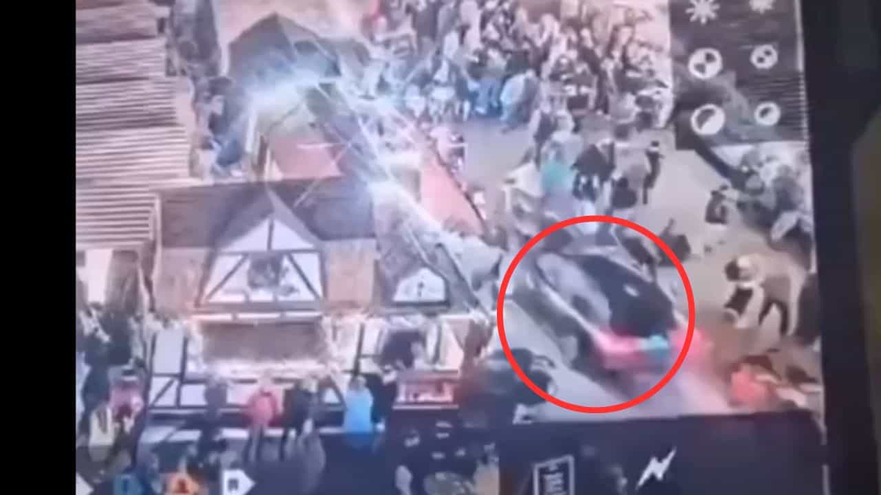 ভিড়ের মধ্যে বেপরোয়া গতিতে ঢুকে পড়ল কালো BMW, পিষে দিয়ে চলে গেল, ক্রিসমাসের আগেই রক্তাক্ত শহর ভিড়ের মধ্যে বেপরোয়া গতিতে ঢুকে পড়ল কালো BMW, পিষে দিয়ে চলে গেল, ক্রিসমাসের আগেই রক্তাক্ত শহর