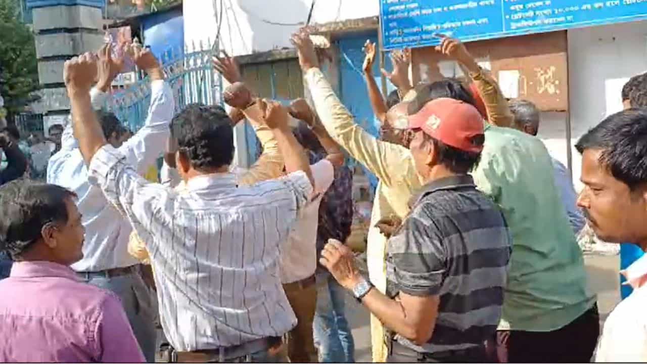 আজই ছিল ডেডলাইন, তার আগে টাকা দিয়ে কোনও ক্রমে ঠেকালেন মমতা আজই ছিল ডেডলাইন, তার আগে টাকা দিয়ে কোনও ক্রমে ঠেকালেন মমতা