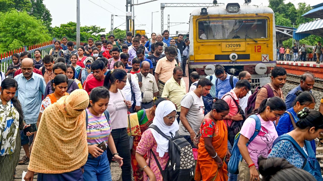 Local Train: মমতার চালু করা এই লোকাল ট্রেন ১৫ বছর পর আচমকাই বন্ধ করছে রেল