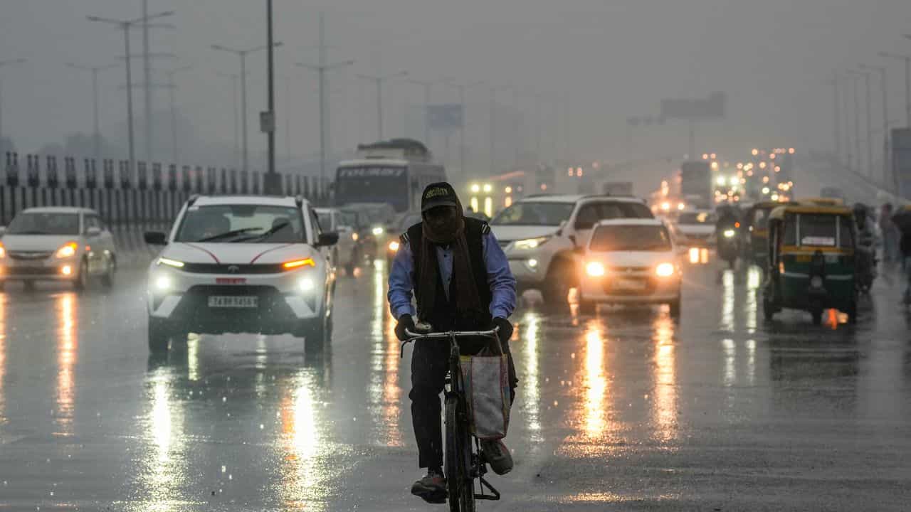 Weather: ১৫ বছরে রেকর্ড বৃষ্টি, তাপমাত্রাও নামল হু হু করে Weather: ১৫ বছরে রেকর্ড বৃষ্টি, তাপমাত্রাও নামল হু হু করে