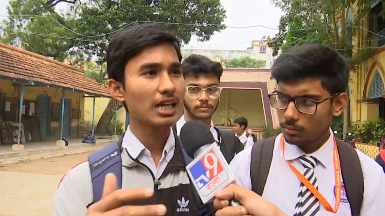 বই ছাড়াই অর্ধেক বছর কেটে গেল, পরীক্ষাও হয়ে গেল, রাজ্যে চলছে 'আজব' শিক্ষা বই ছাড়াই অর্ধেক বছর কেটে গেল, পরীক্ষাও হয়ে গেল, রাজ্যে চলছে 'আজব' শিক্ষা