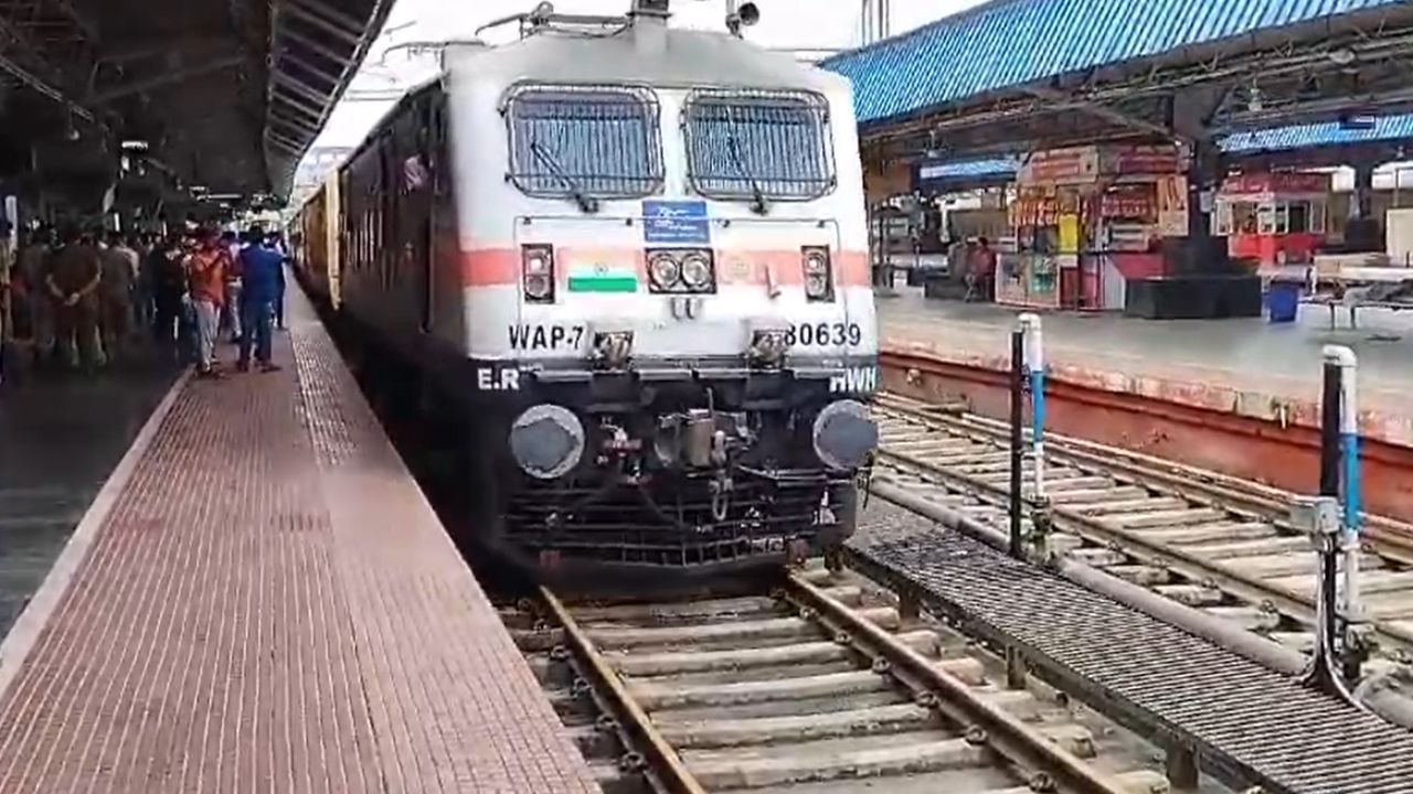 Train: পুরী যাওয়ার ট্রেনে সাংঘাতিক ঘটনা, শিশু কোলে বসে থাকা মহিলার সাইড ব্যাগটা খুলতেই চোখ কপালে