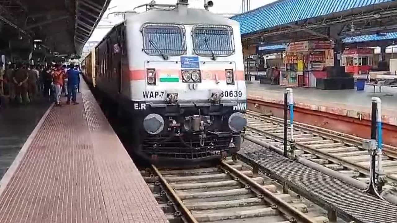 Train: পুরী যাওয়ার ট্রেনে সাংঘাতিক ঘটনা, শিশু কোলে বসে থাকা মহিলার সাইড ব্যাগটা খুলতেই চোখ কপালে Train: পুরী যাওয়ার ট্রেনে সাংঘাতিক ঘটনা, শিশু কোলে বসে থাকা মহিলার সাইড ব্যাগটা খুলতেই চোখ কপালে