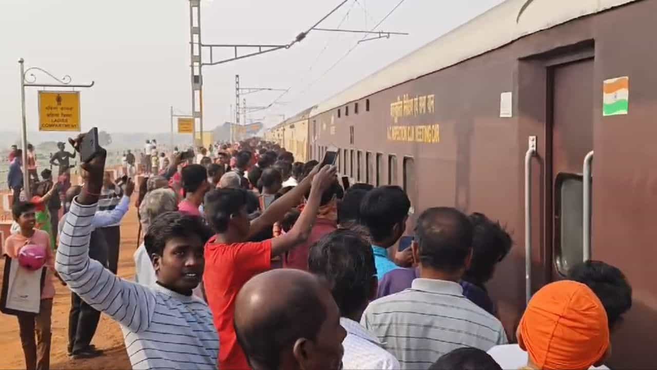 Train Line: অবশেষে দেখা মিলল ট্রেনের! আনন্দে ফেটে পড়ছে বড় গোপালপুরের মানুষ Train Line: অবশেষে দেখা মিলল ট্রেনের! আনন্দে ফেটে পড়ছে বড় গোপালপুরের মানুষ