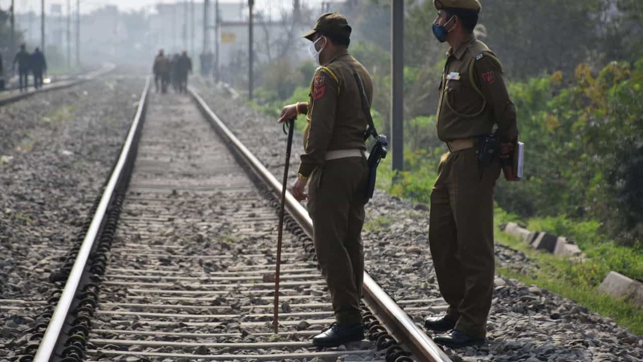 Rail Station: ভারতের শেষ স্টেশন রয়েছে বাংলাতেই, গান্ধীজি-নেতাজির স্মৃতি বহন করে দাঁড়িয়ে আছে আজও Rail Station: ভারতের শেষ স্টেশন রয়েছে বাংলাতেই, গান্ধীজি-নেতাজির স্মৃতি বহন করে দাঁড়িয়ে আছে আজও