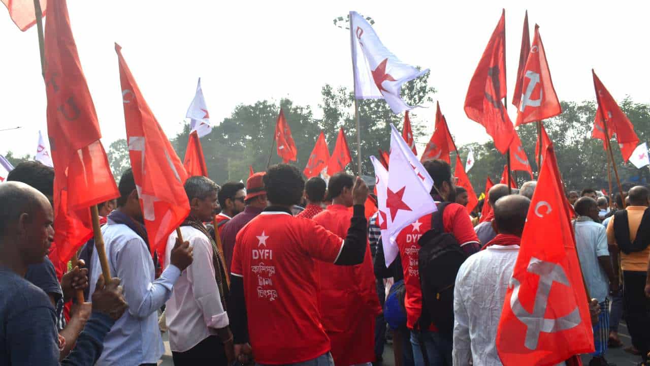 Left Wins: শীত পড়তেই বাজার গরম বামেদের, রাতারাতি ঘুরে গেল খেলা, অবশেষে এল বড় জয় Left Wins: শীত পড়তেই বাজার গরম বামেদের, রাতারাতি ঘুরে গেল খেলা, অবশেষে এল বড় জয়