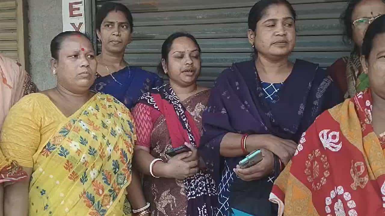 Madhyamik Exam: মাধ্যমিকের রেজিস্ট্রেশনে অতিরিক্ত ফি নেওয়ার অভিযোগ, না দিলে পরীক্ষায় না বসতে দেওয়ার ‘হুমকি’, ক্ষোভে ফেটে পড়লেন অভিভাবকেরা Madhyamik Exam: মাধ্যমিকের রেজিস্ট্রেশনে অতিরিক্ত ফি নেওয়ার অভিযোগ, না দিলে পরীক্ষায় না বসতে দেওয়ার ‘হুমকি’, ক্ষোভে ফেটে পড়লেন অভিভাবকেরা