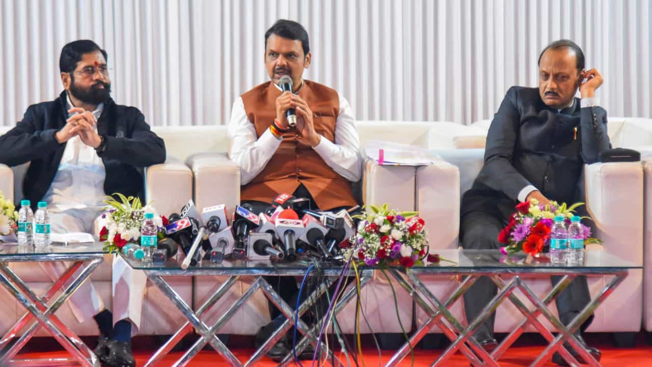 Maharashtra Cabinet Expansion: ধুমধাম করে শপথ, আড়াই বছরের 'শর্তে' মহারাষ্ট্রে মন্ত্রী ৩৯ জন Maharashtra Cabinet Expansion: ধুমধাম করে শপথ, আড়াই বছরের 'শর্তে' মহারাষ্ট্রে মন্ত্রী ৩৯ জন