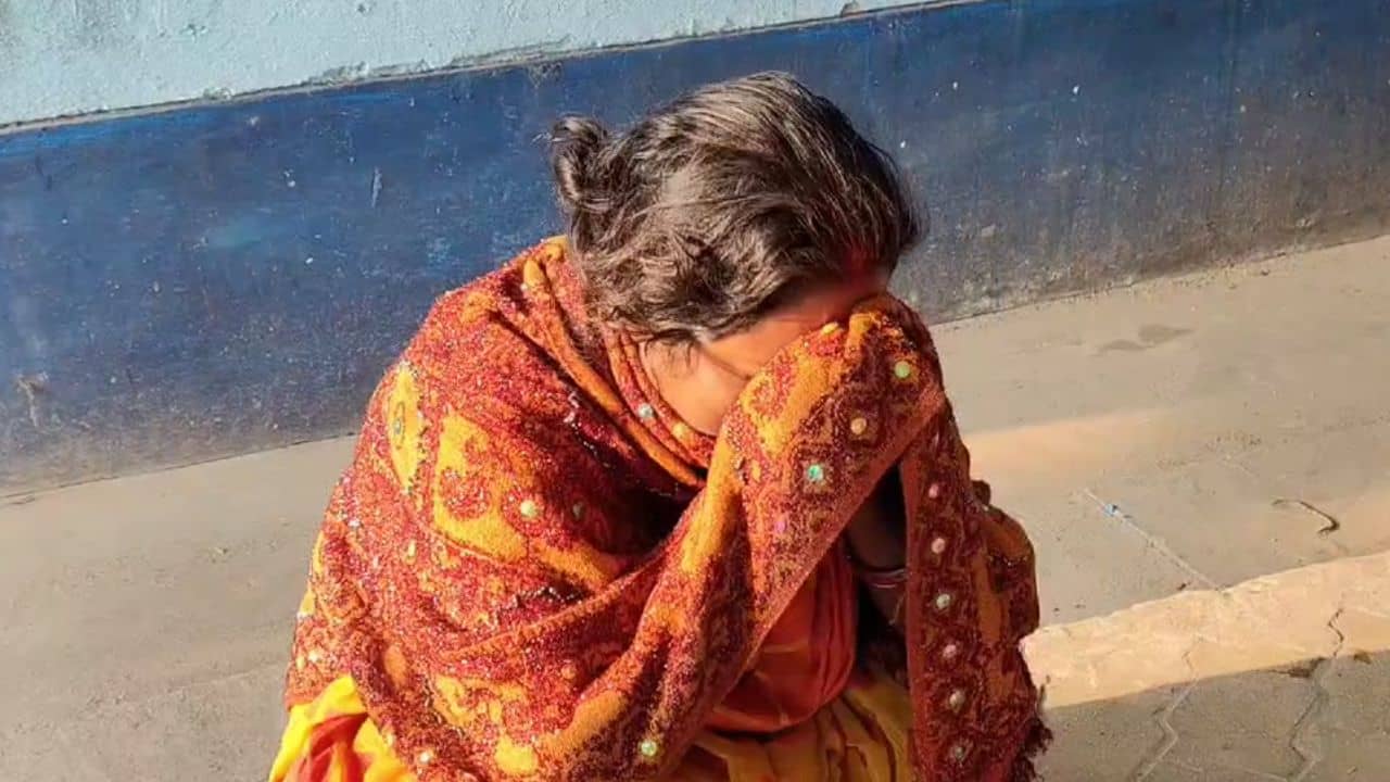 Malbazar: পাড়ার গলির মুখেই স্ত্রীকে পিছন থেকে জাপটে ধরেন, আর তারপরই... নিজের স্ত্রীর সঙ্গেই রাস্তায় কেন এমনটা করলেন স্বামী! কানাঘুষো পড়শিদের