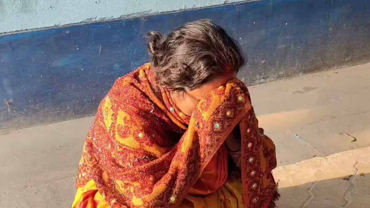 Malbazar: পাড়ার গলির মুখেই স্ত্রীকে পিছন থেকে জাপটে ধরেন, আর তারপরই... নিজের স্ত্রীর সঙ্গেই রাস্তায় কেন এমনটা করলেন স্বামী! কানাঘুষো পড়শিদের Malbazar: পাড়ার গলির মুখেই স্ত্রীকে পিছন থেকে জাপটে ধরেন, আর তারপরই... নিজের স্ত্রীর সঙ্গেই রাস্তায় কেন এমনটা করলেন স্বামী! কানাঘুষো পড়শিদের