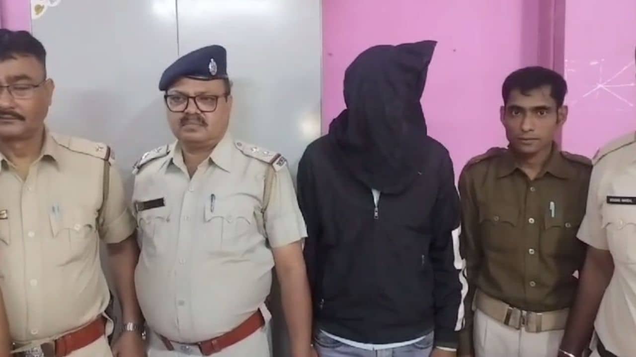 Malda: ছেলেটাকে তল্লাশি চালাতেই হাতে ঠেকল শক্ত কিছু, স্তম্ভিত পুলিশও