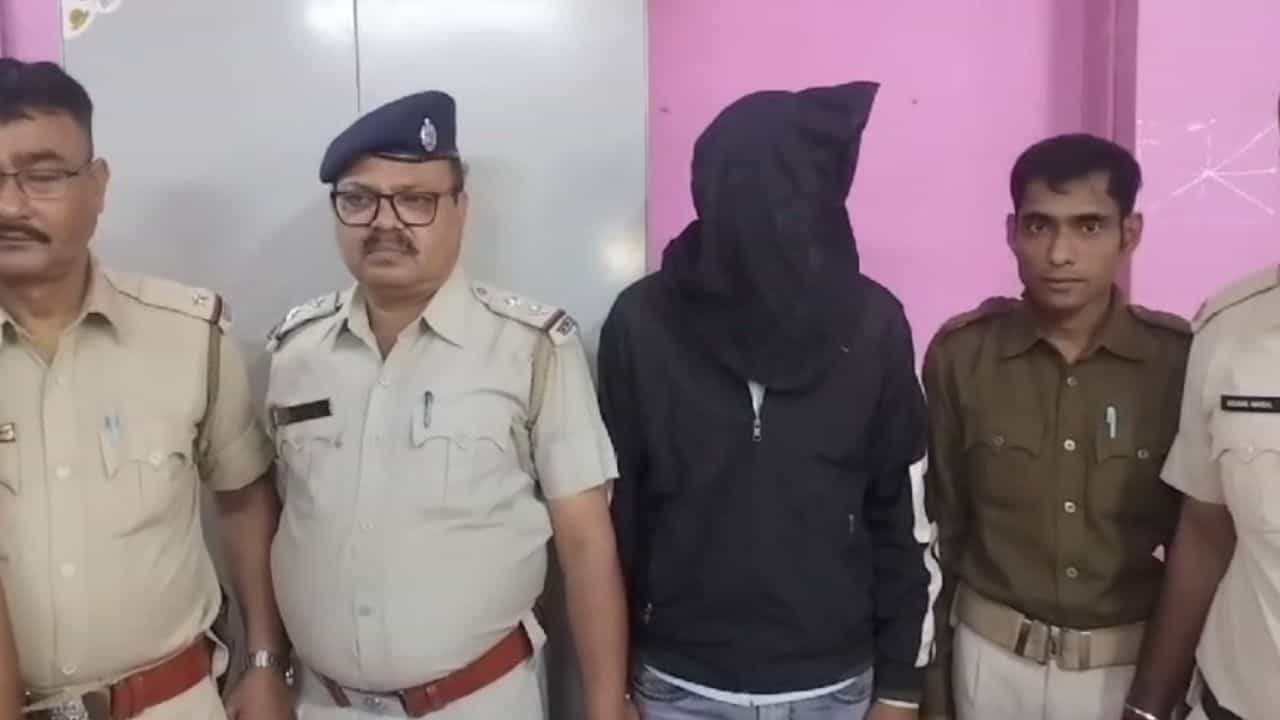 Malda: ছেলেটাকে তল্লাশি চালাতেই হাতে ঠেকল শক্ত কিছু, স্তম্ভিত পুলিশও Malda: ছেলেটাকে তল্লাশি চালাতেই হাতে ঠেকল শক্ত কিছু, স্তম্ভিত পুলিশও