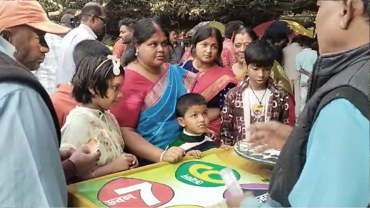 Gambling: জমিয়ে বসেছে আসর, দল বেঁধে জুয়া খেলছেন গ্রামের মহিলারাই, বাংলার কোথায় দেখা গেল এই ছবি? Gambling: জমিয়ে বসেছে আসর, দল বেঁধে জুয়া খেলছেন গ্রামের মহিলারাই, বাংলার কোথায় দেখা গেল এই ছবি?